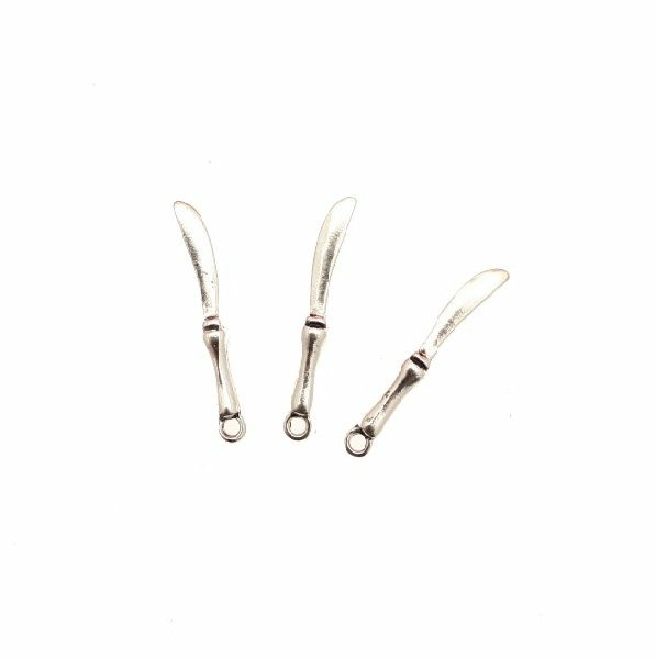 Ciondolo a forma di coltello piccolo, 3x26 mm.