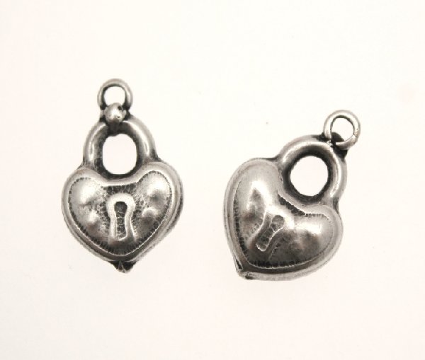Ciondolo a forma di lucchetto a cuore poco martellato 11x9 mm.