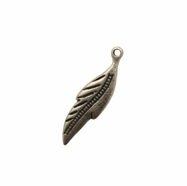 Ciondolo a forma di piuma piatta disegnata, 9x32 mm.