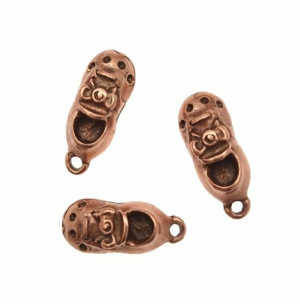 Ciondolo a forma di scarpetta con fiocco e puntini in punta 21x8 mm.