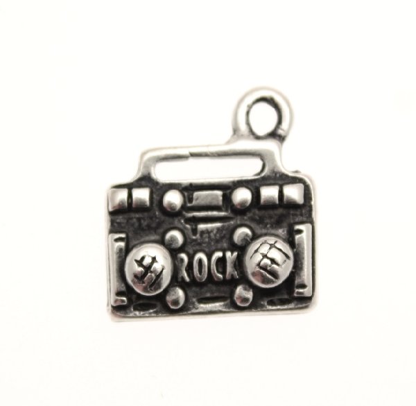 Ciondolo a forma di radio piatta 16x13 mm.