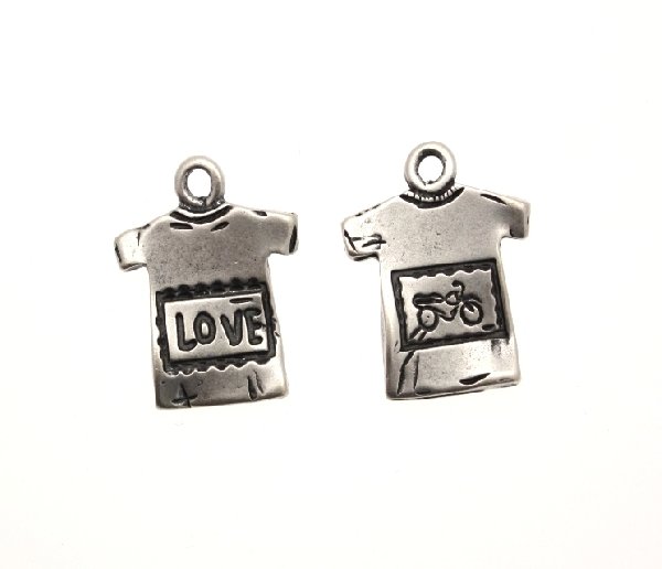 Ciondolo a forma di maglietta con scritta LOVE 16x17 mm.