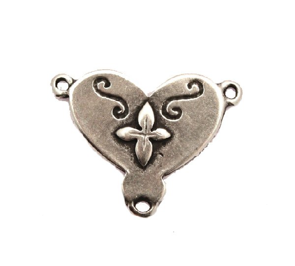 Distanziatore a forma di cuore disegnato, con due anelli sopra e uno sotto, 25x18 mm.