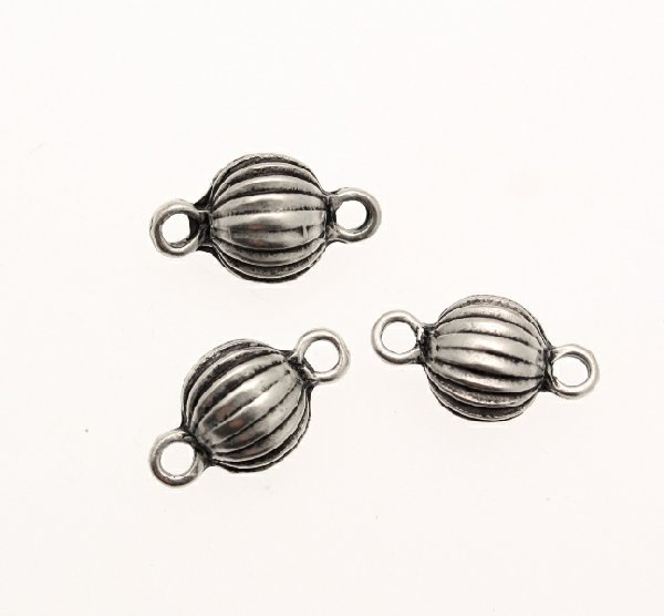 Distanziatore a forma di palla rigata, con due anelli, 17x10 mm.