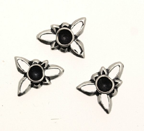 Distanziatore a forma di triangolo, con porta strass centrale (gemma tonda conica PP28-30), con tre anelli ovali , 14x14 mm.