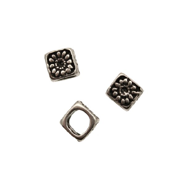 Distanziatore a cubo con disegno fiore, 7x6 mm.