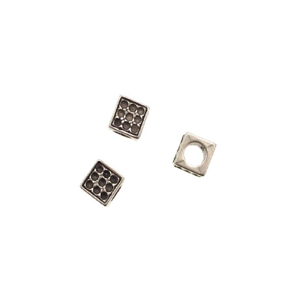 Distanziatore a cubo puntinato (all'interno dei puntini si possono inserire delle gemme tonde coniche SW PP14), 7x7 mm.