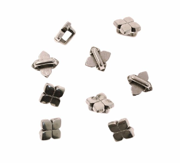Distanziatore a forma di quadrifoglio, con anello passa nastro o cordoncino, 7,5x7,5 mm.