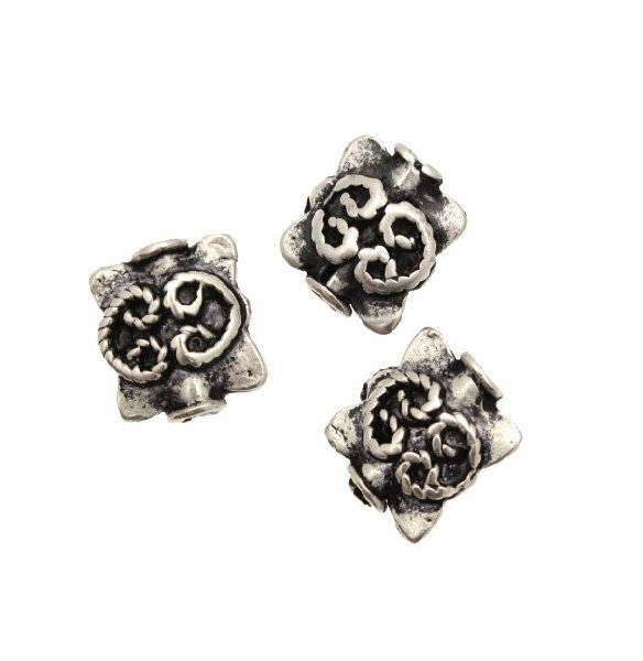 Distanziatore quadrato lavorato con riccioli in rilievo, 12x12 mm.