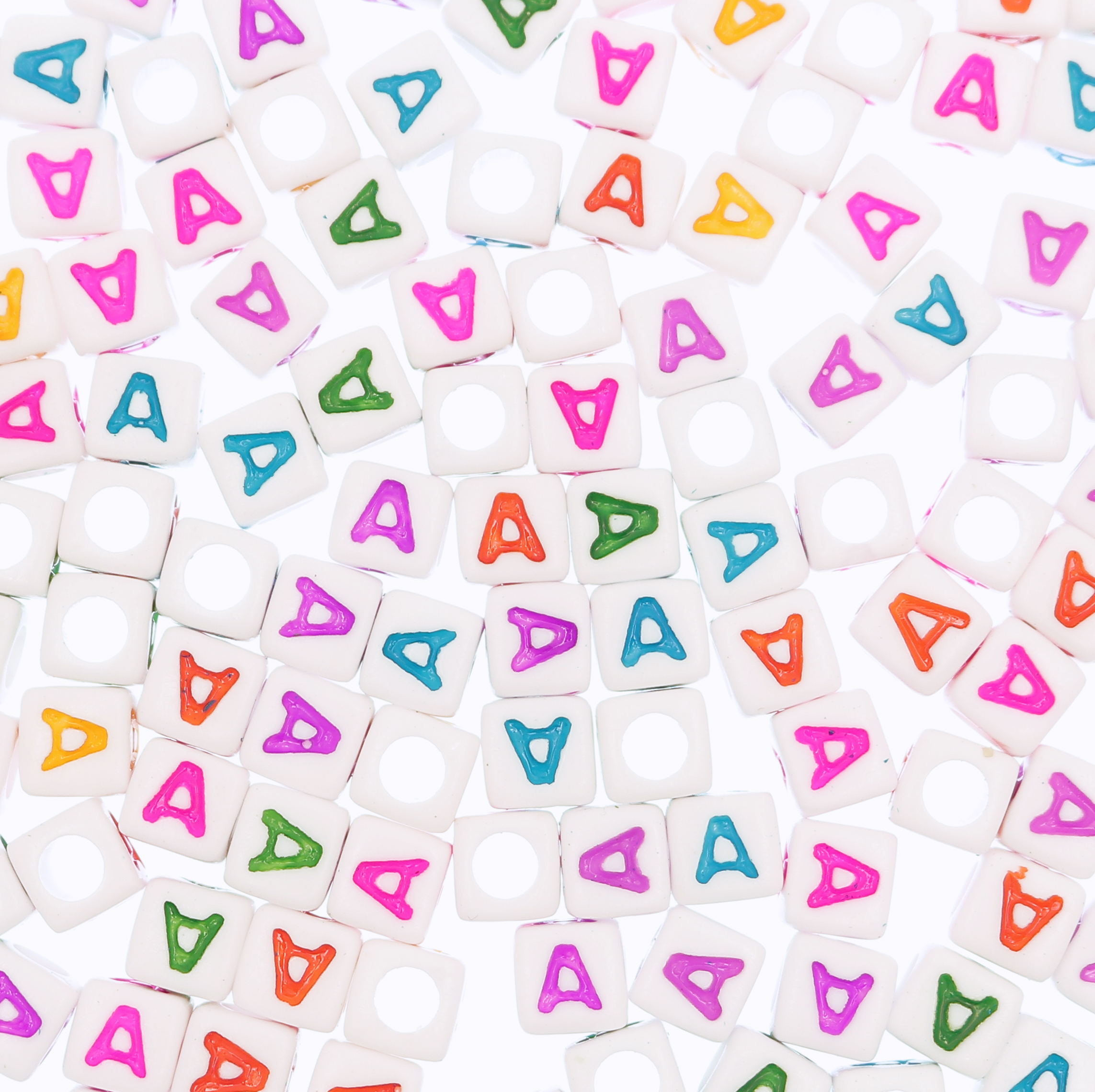 Distanziatore a Cubo con disegno lettera "A", 7mm., in resina bianca e lettera colorata