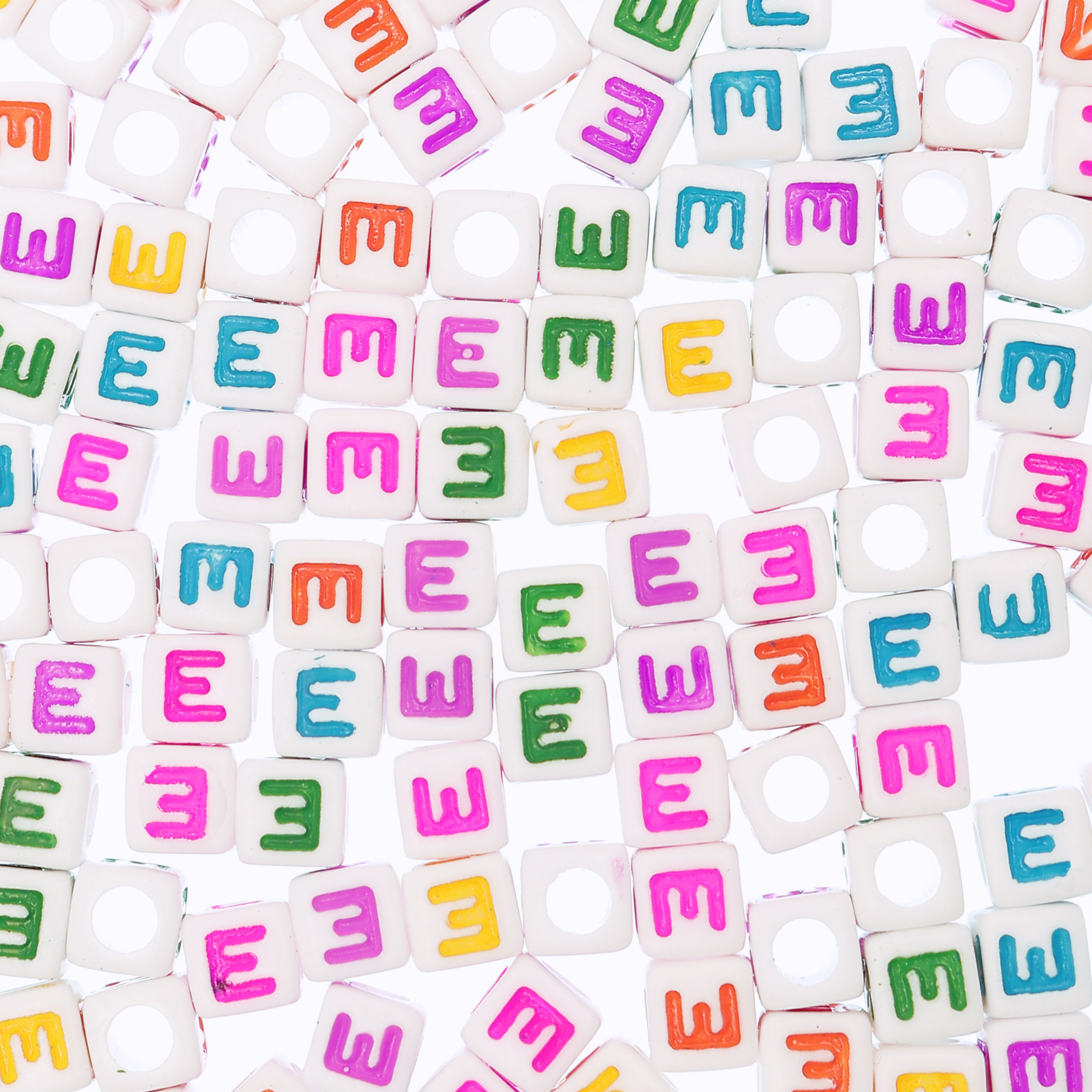 Distanziatore a Cubo con disegno lettera "E", 7mm., in resina bianca e lettera colorata