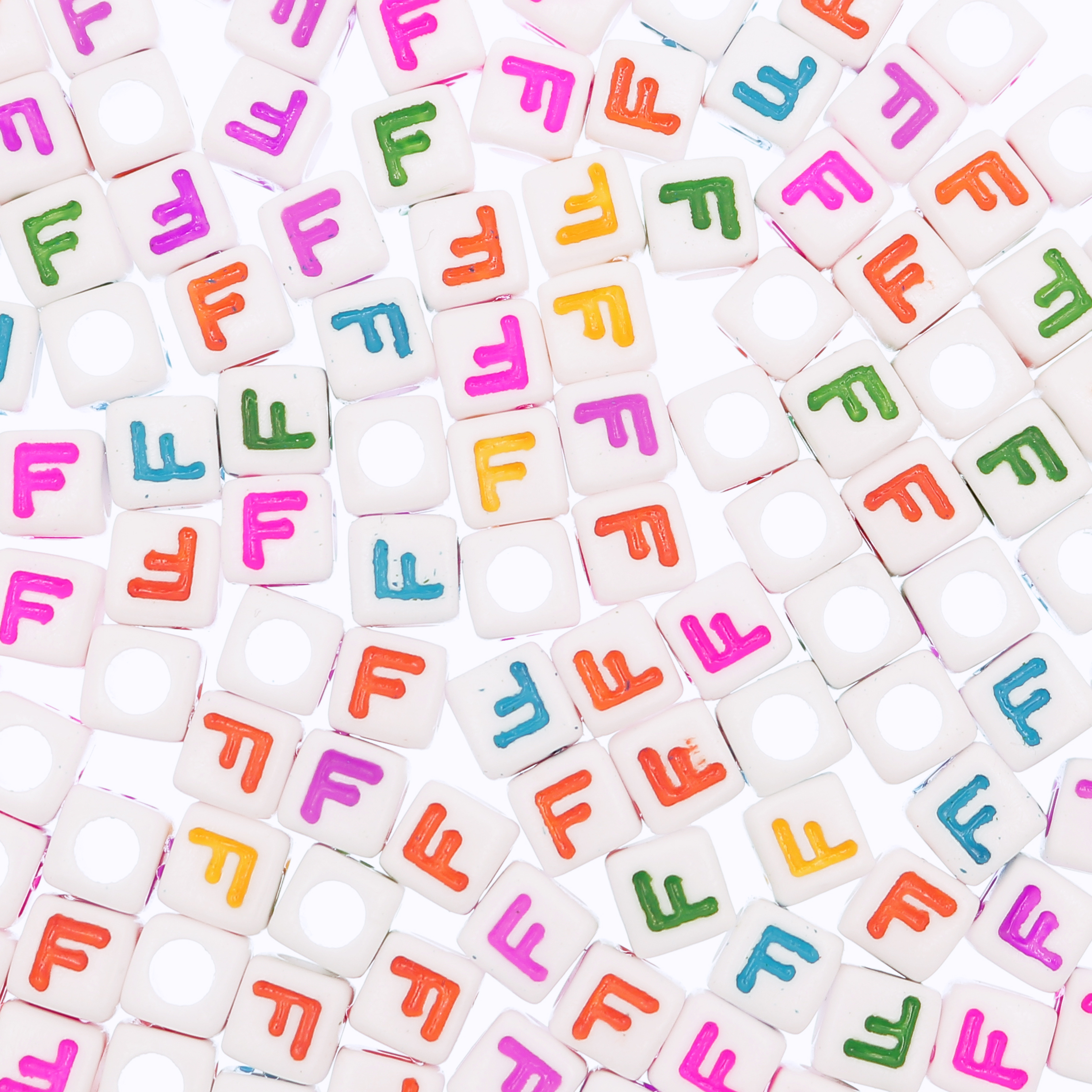 Distanziatore a Cubo con disegno lettera "F", 7mm., in resina bianca e lettera colorata
