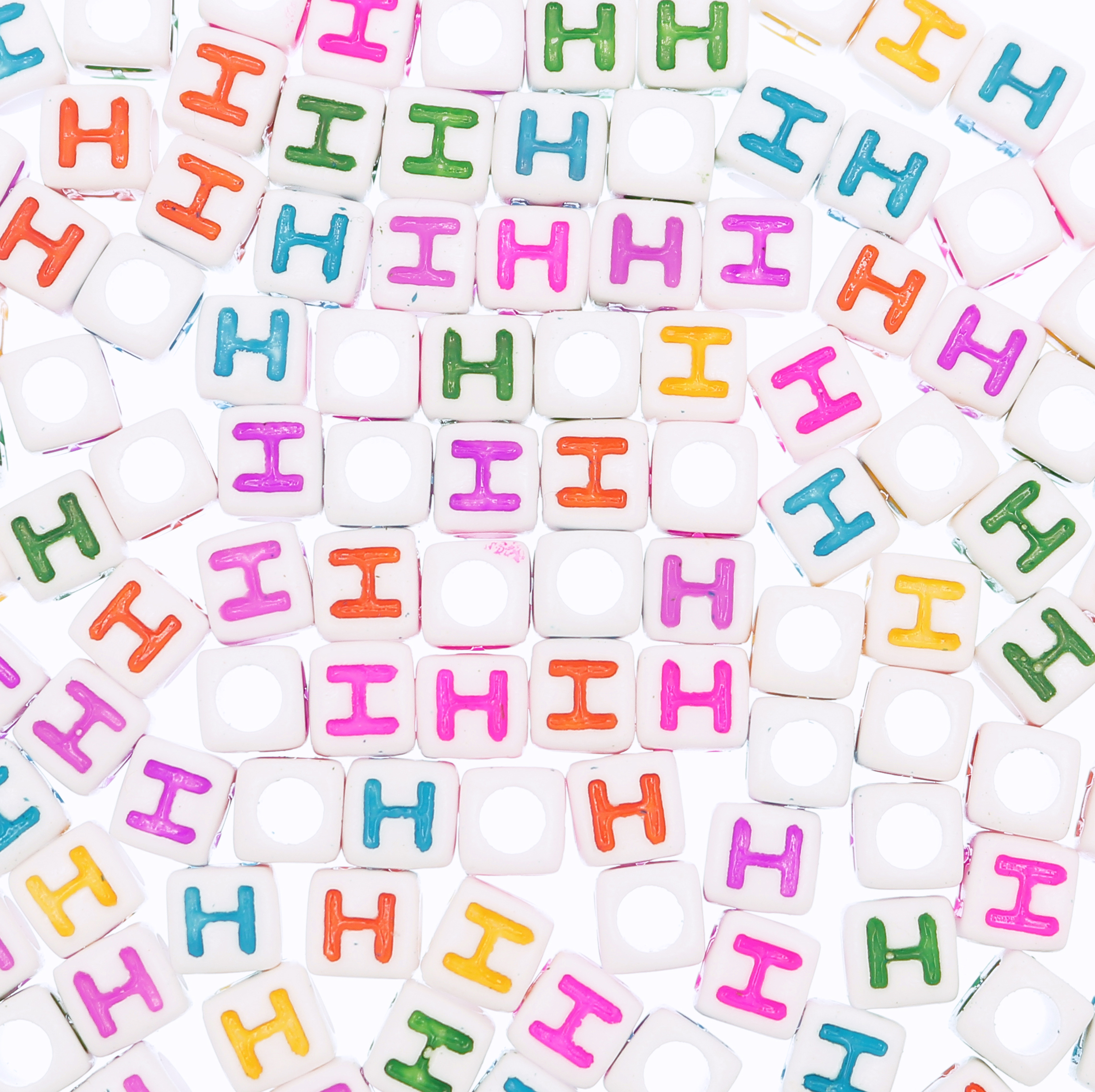 Distanziatore a Cubo con disegno lettera "H", 7mm., in resina bianca e lettera colorata