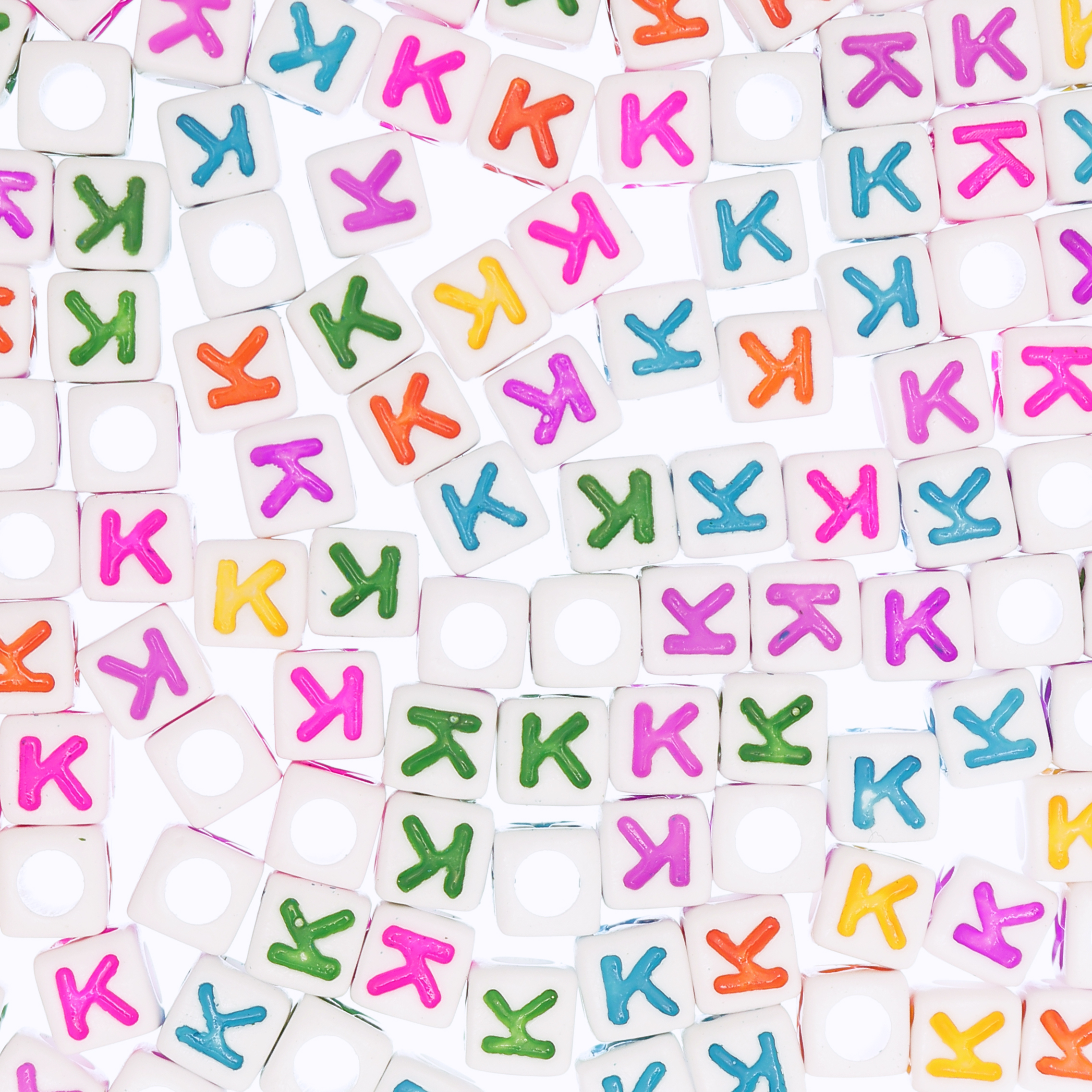 Distanziatore a Cubo con disegno lettera "K", 7mm., in resina bianca e lettera colorata