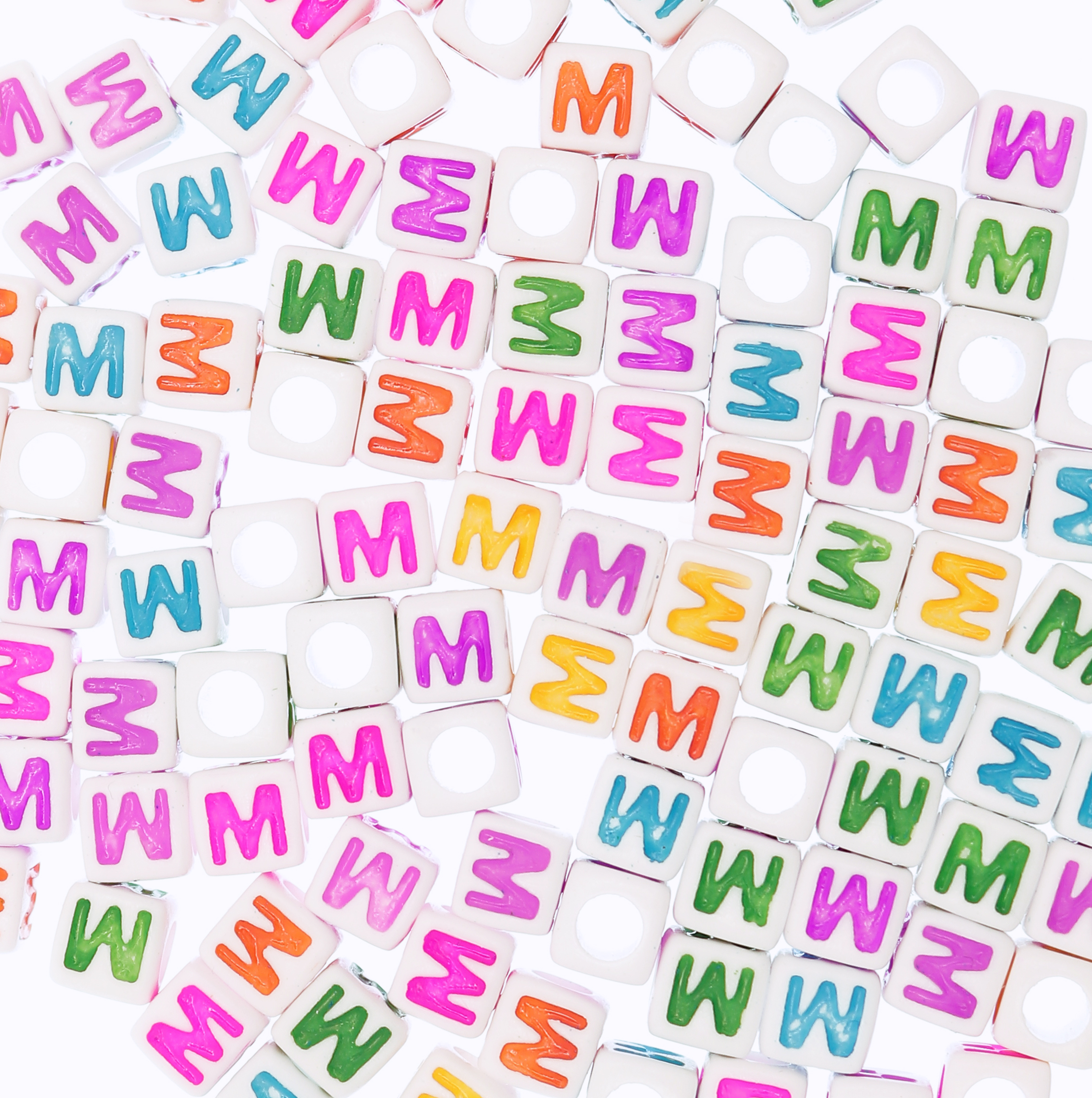 Distanziatore a Cubo con disegno lettera "M", 7mm., in resina bianca e lettera colorata