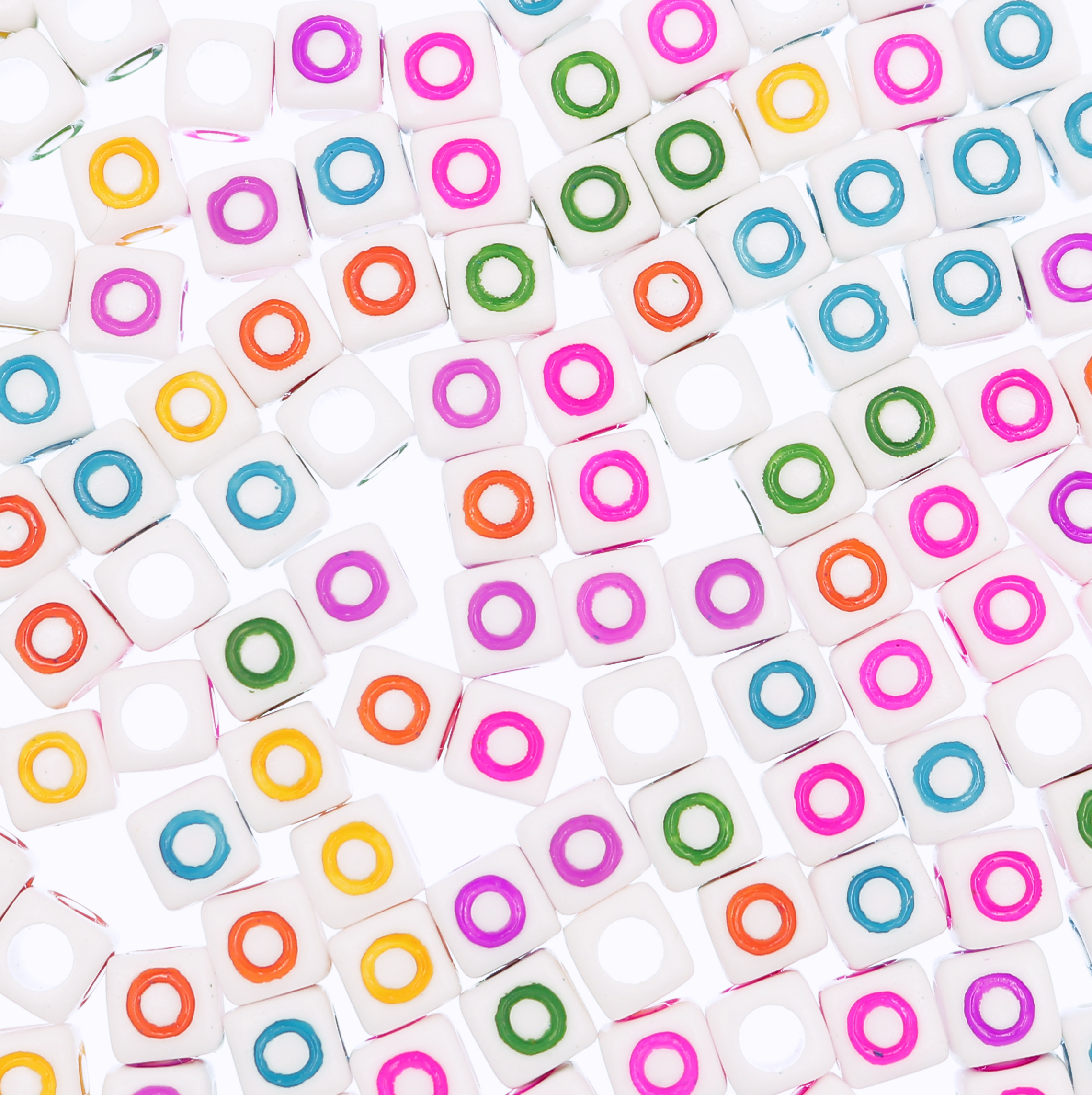 Distanziatore a Cubo con disegno lettera "O", 7mm., in resina bianca e lettera colorata