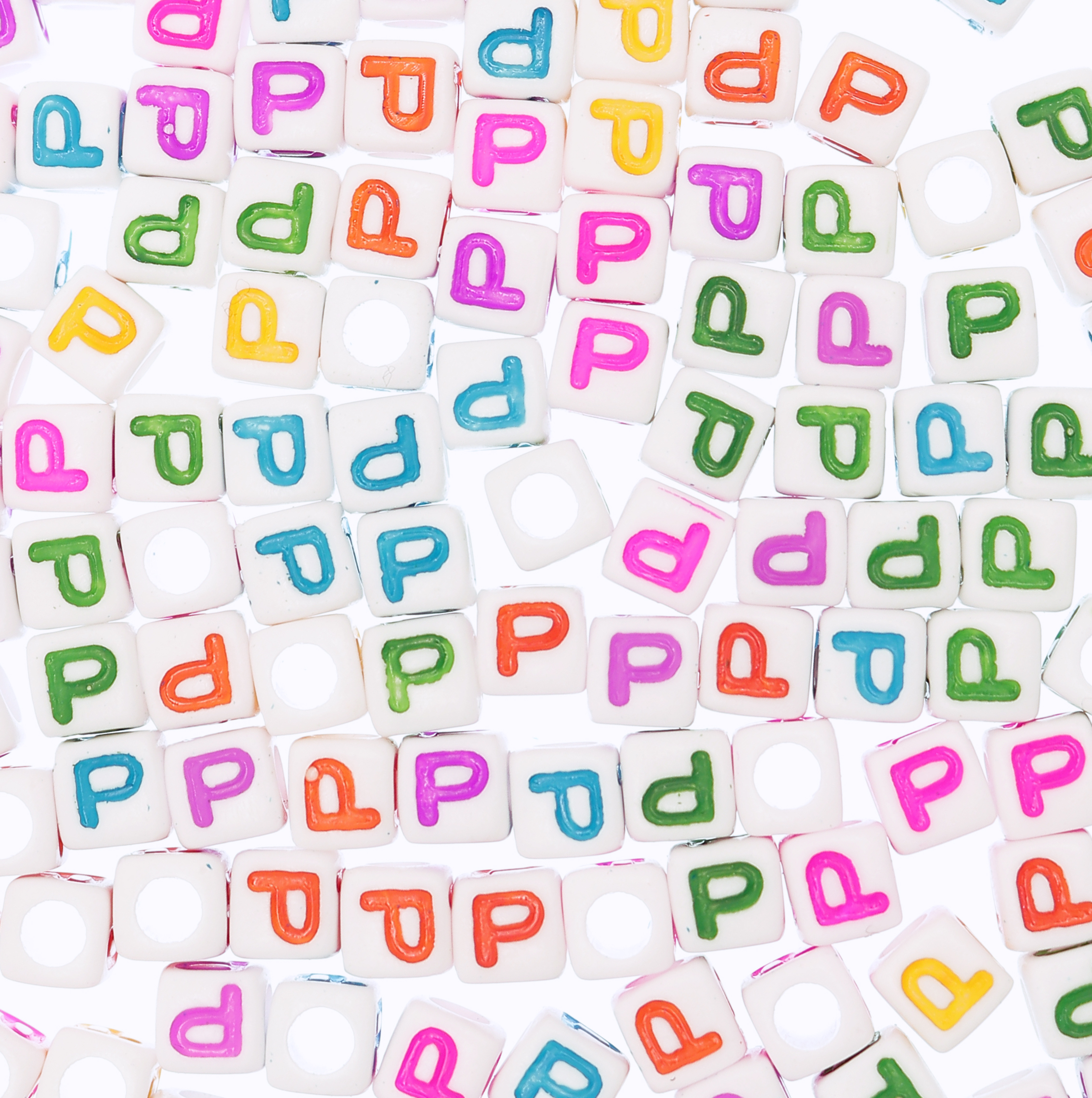 Distanziatore a Cubo con disegno lettera "P", 7mm., in resina bianca e lettera colorata