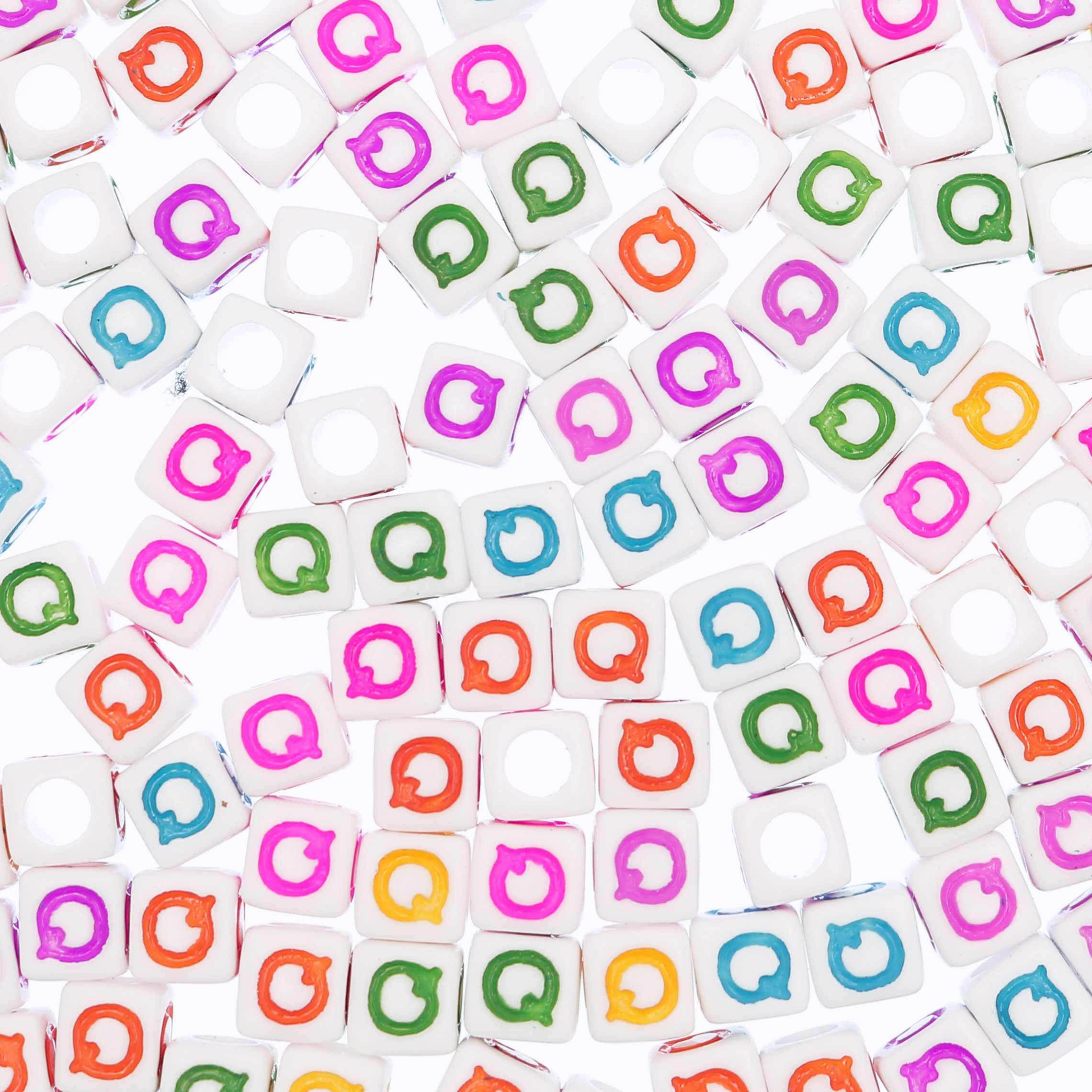 Distanziatore a Cubo con disegno lettera "Q", 7mm., in resina bianca e lettera colorata