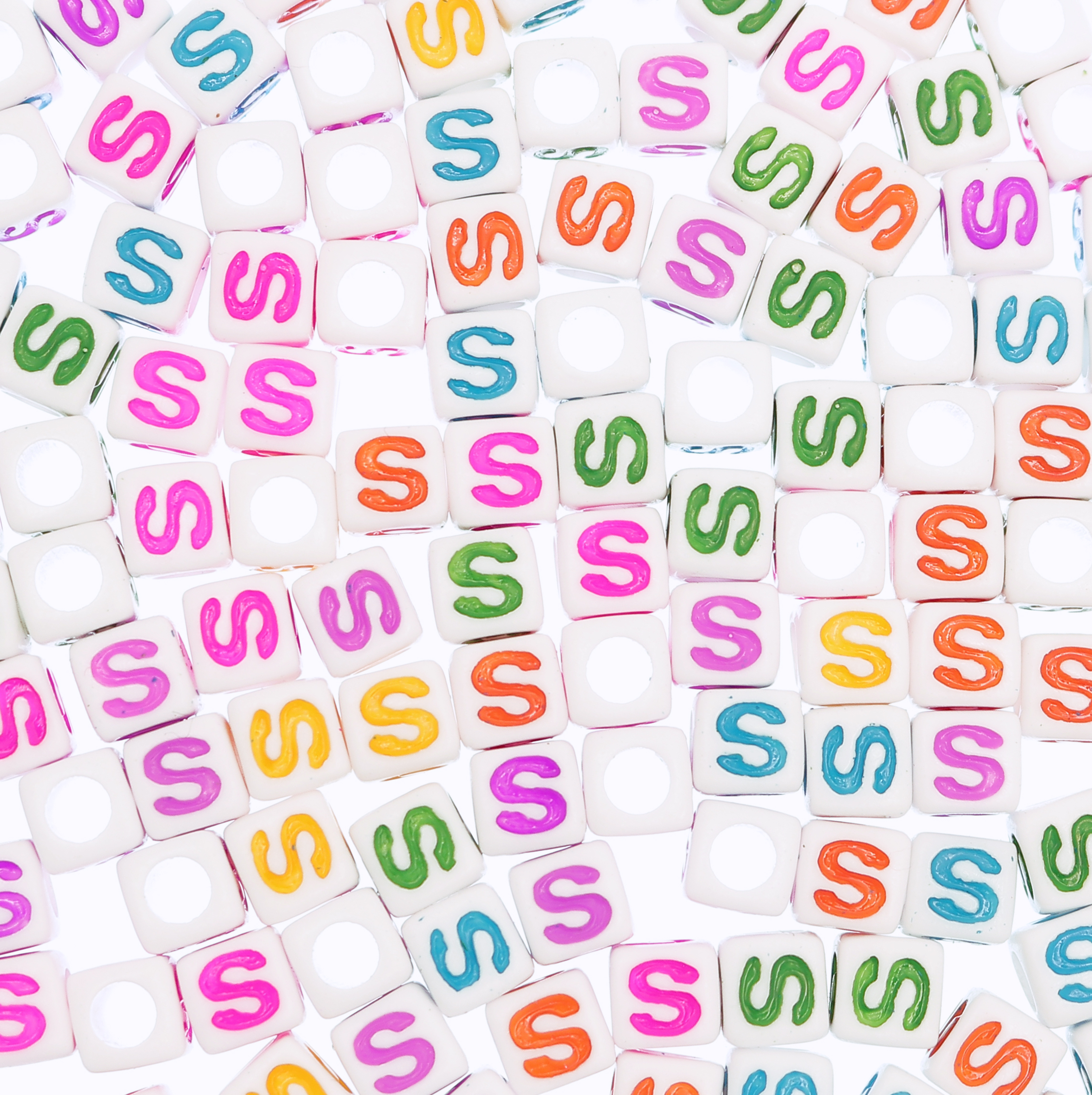 Distanziatore a Cubo con disegno lettera "S", 7mm., in resina bianca e lettera colorata