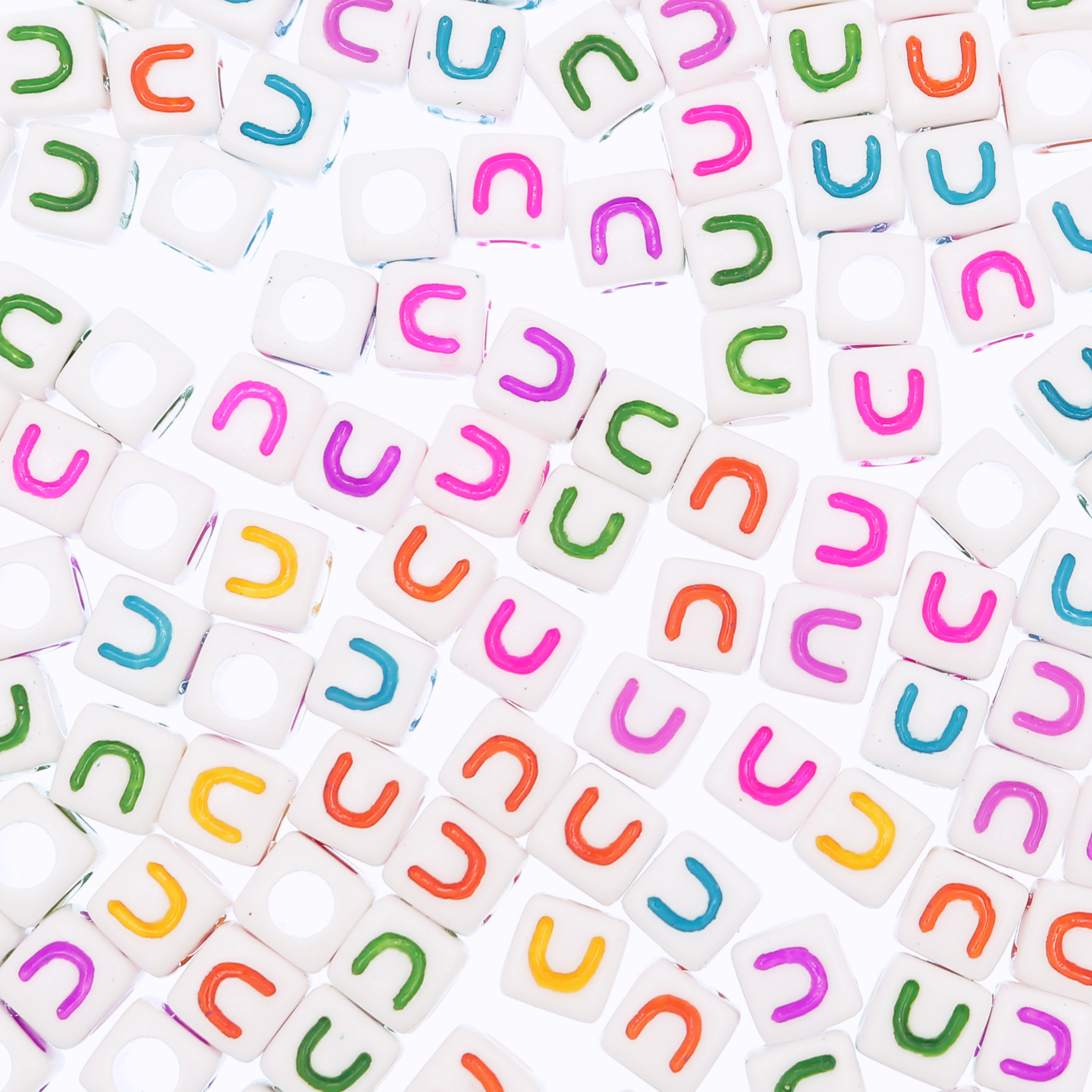 Distanziatore a Cubo con disegno lettera "U", 7mm., in resina bianca e lettera colorata