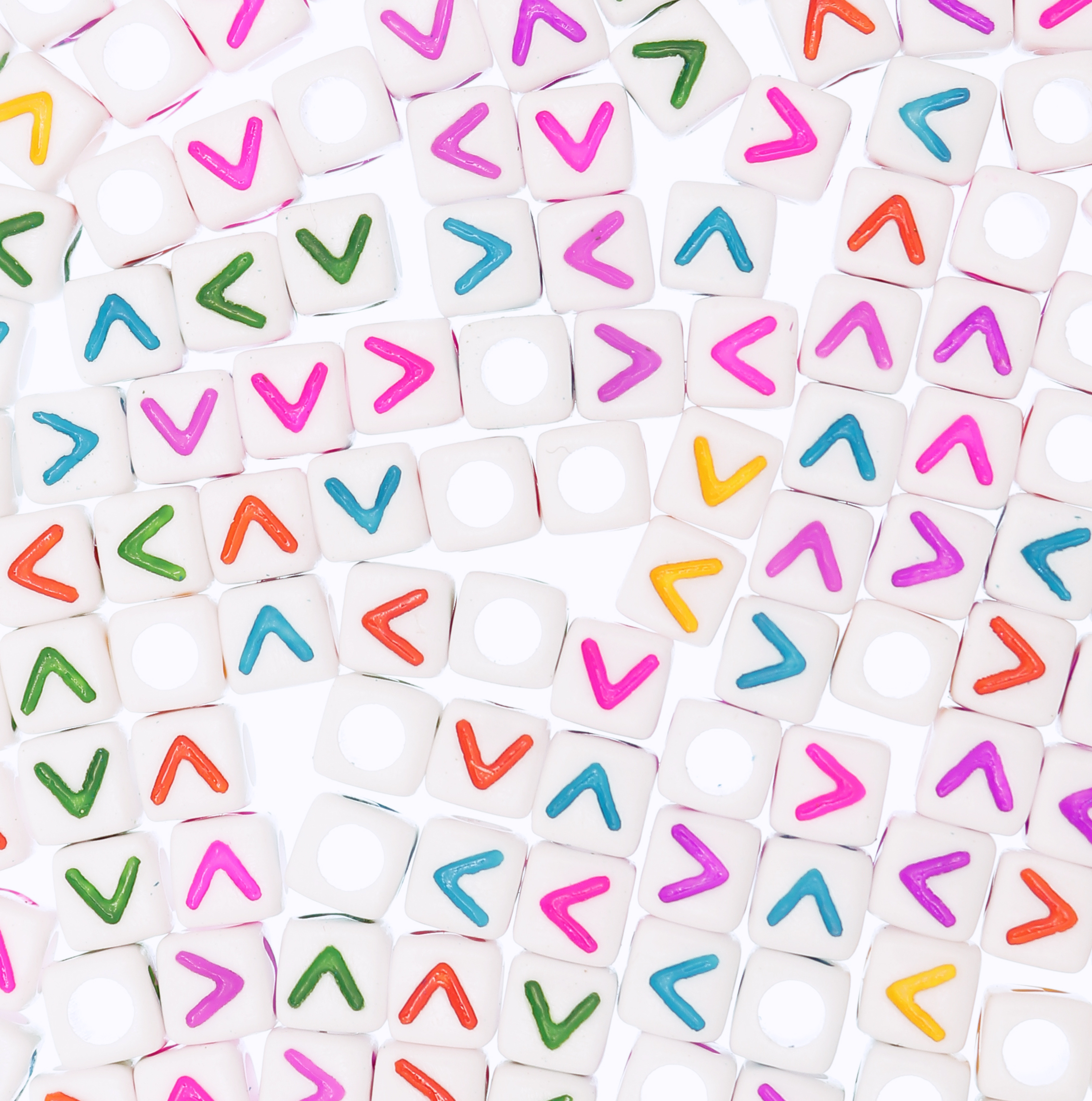 Distanziatore a Cubo con disegno lettera "V", 7mm., in resina bianca e lettera colorata