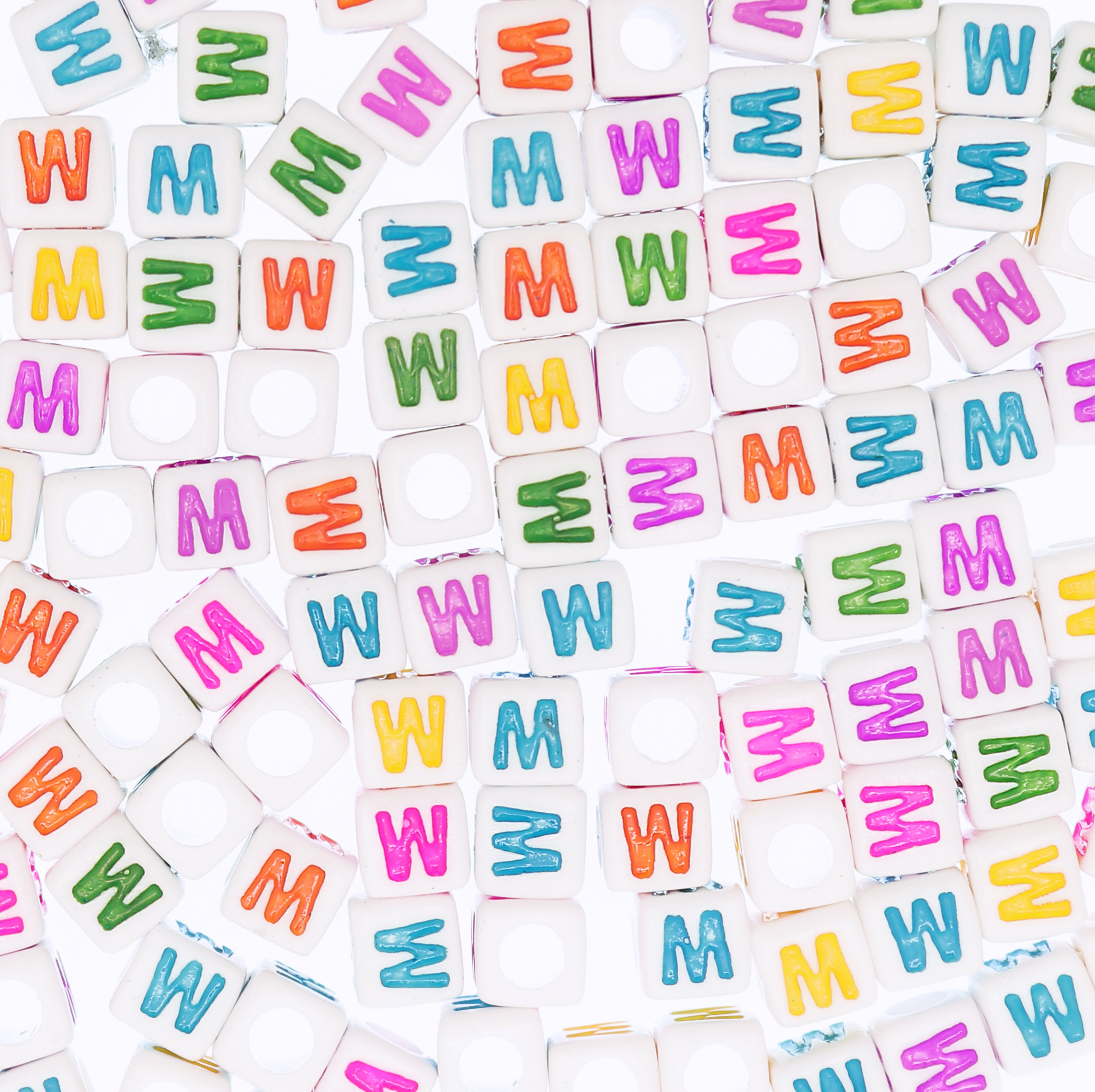 Distanziatore a Cubo con disegno lettera "W", 7mm., in resina bianca e lettera colorata
