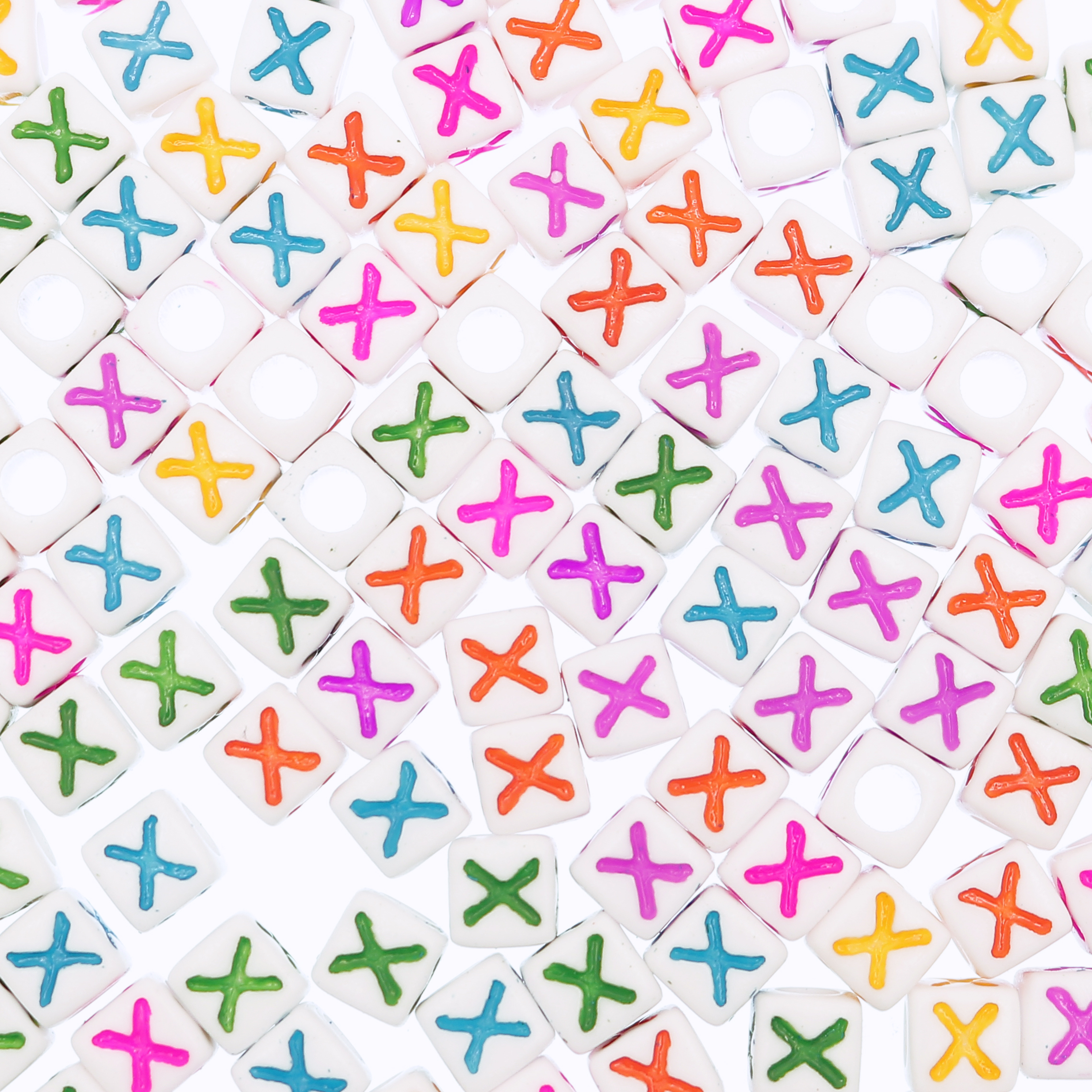 Distanziatore a Cubo con disegno lettera "X", 7mm., in resina bianca e lettera colorata