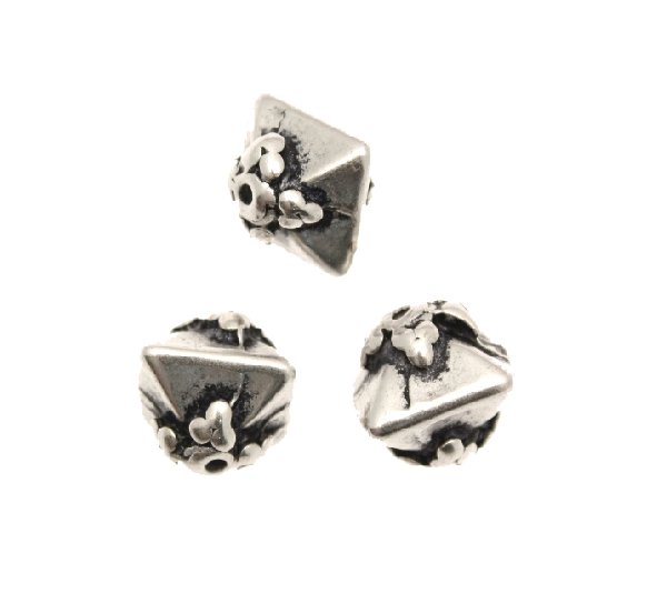 Distanziatore a rombo con lavorazione a pallini nei bordi esterni, 11x11 mm.
