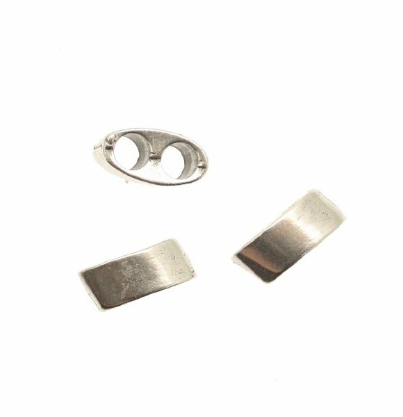 Distanziatore rettangolare liscio leggermente obliquo, con due fori paralleli, 14x6 mm.