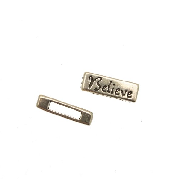 Distanziatore rettangolare piatto liscio con scritta "Believe", 18x6 mm.