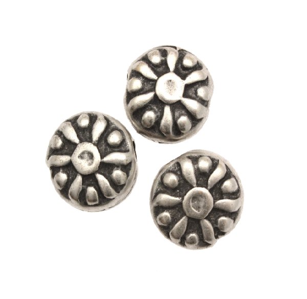 Distanziatore a forma di tondo piatto alto disegnato a raggiera, 16x8 mm.