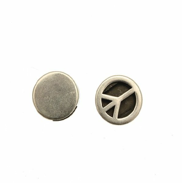 Distanziatore a forma di tondo piatto con disegno traforato a simbolo della pace, 17x4,6 mm.