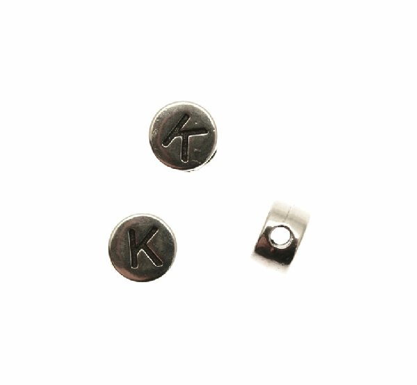 Distanziatore tondo piatto liscio, con disegno lettera "K", 7x4 mm.