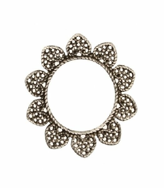 Filigrana tonda a cerchio piatto, aperto al centro, con petali nel contorno, 33 mm.