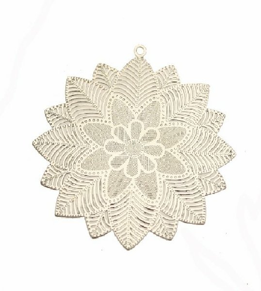Filigrana tonda piatta sottile, con fiore centrale e foglie a raggiera, con anello in alto, 50x53 mm.