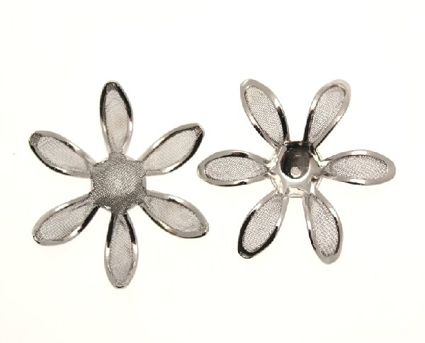 Filigrana tridimensionale a forma di fiore a sei petali traforati, larga 34 mm. alta 6 mm.