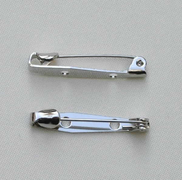 Spilla da incollo o da cucito a barra con 2 fori 25 mm. Base Argentato Rodio