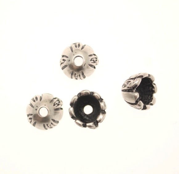 Terminale per cordoncini o copri nodo, a forma di coppetta con disegno a spicchi rigati alternati a lisci, 10x8 mm.