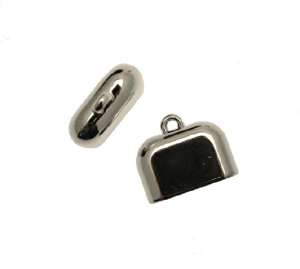 Terminale in resina galvanizzata per cordoncini o nastri, di forma rettangolare liscia, con un anello finale, 23x28 mm.