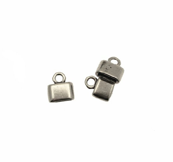 Terminale per cordoncini o nastri piatti, di forma rettangolare, liscio, con anello finale, 12x14 mm.