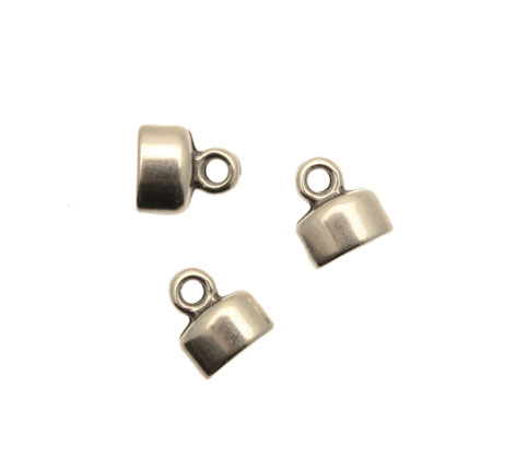 Terminale per cordoncini o nastri piatti, di forma rettangolare, liscia, con anello finale, 8x9 mm.