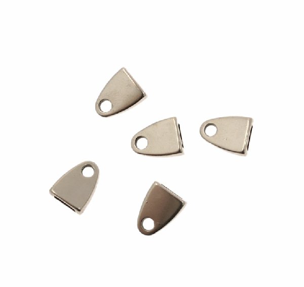 Terminale per cordoncini o nastri piatti, di forma rettangolare liscio che si arrotonda alla fine, con un foro, 8x10 mm.
