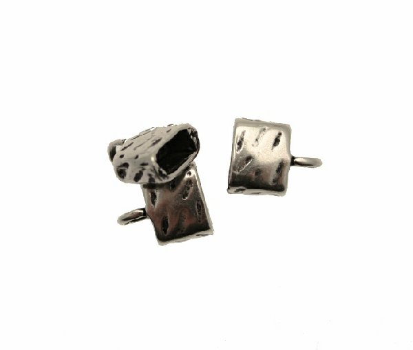 Terminale per cordoncini o nastri piatti, di forma rettangolare, martellato, con anello finale, 10x8x4 mm.
