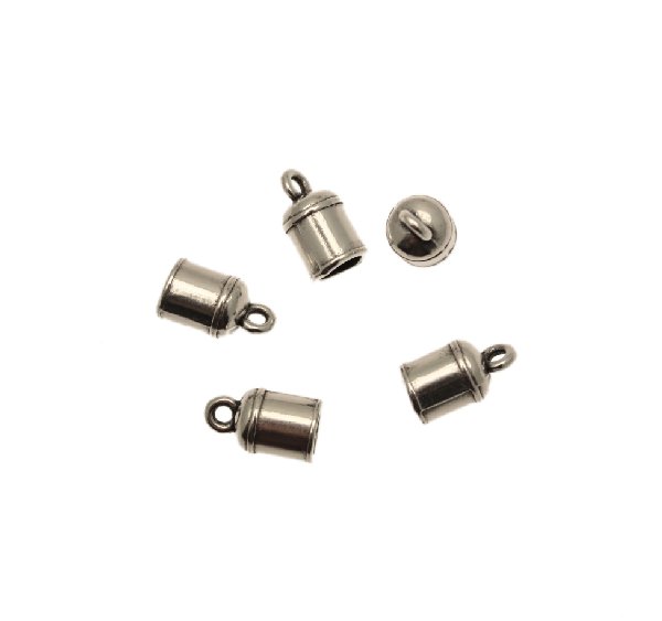Terminale per cordoncini a forma di tubo liscio, con un bordino bombato in alto e uno in basso, e con anello finale, 7x13 mm.