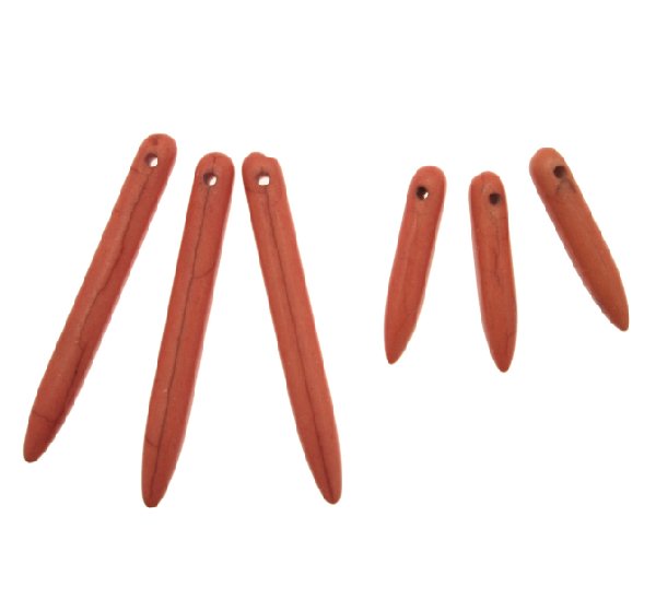 Elemento in pietra dura Howlite, a forma di dente allungato, forato in alto, colore ROSSO CORALLO CHIARO EFFETTO MARMO