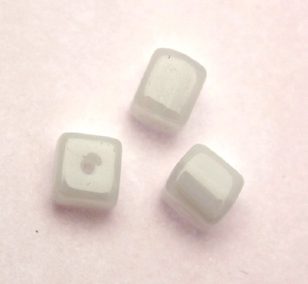 Cubo, 5x5 mm., Bianco latte poco sfumato (Vendita al pezzo)