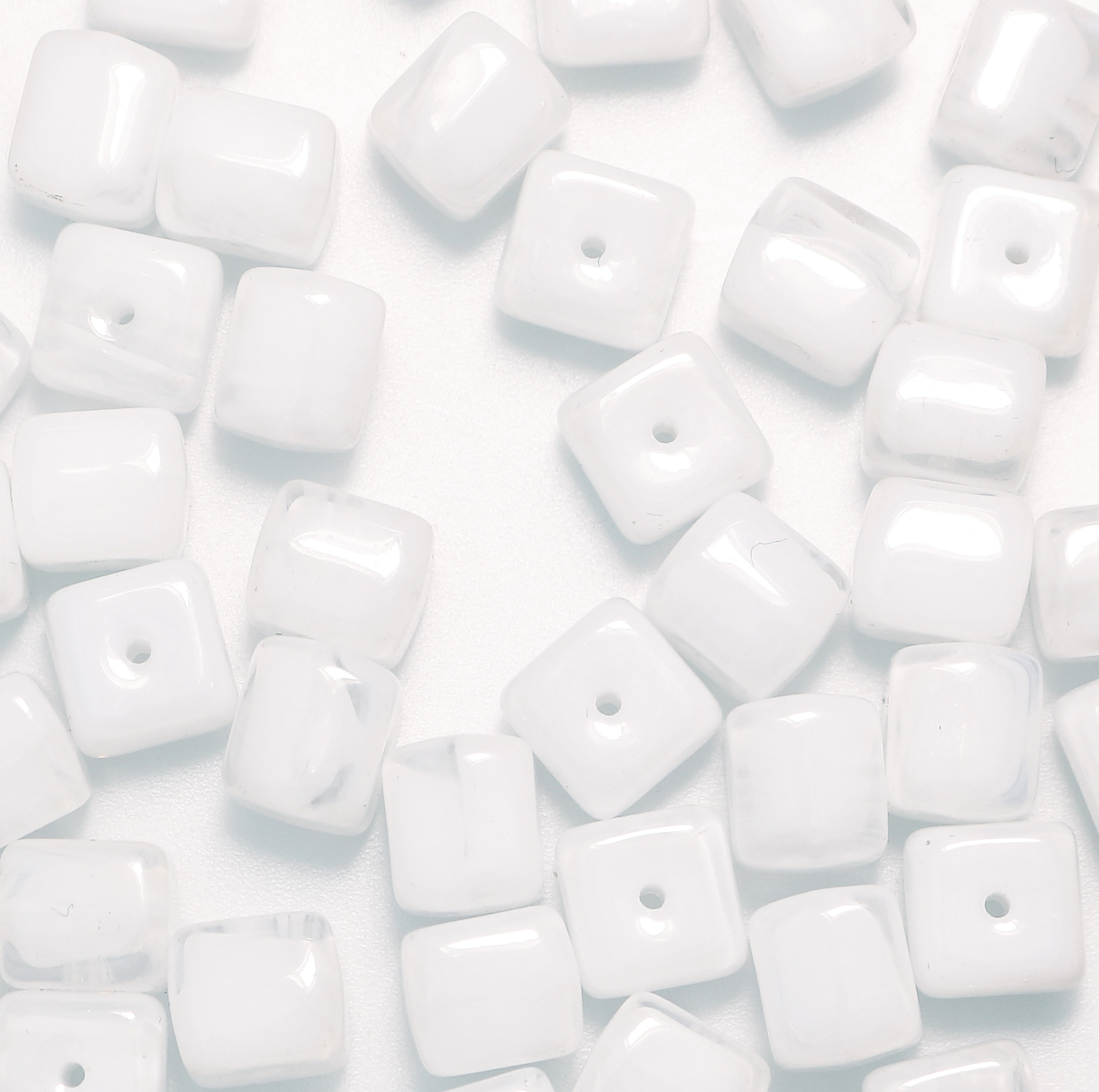 Cubo, 8x11 mm., Bianco latte poco sfumato