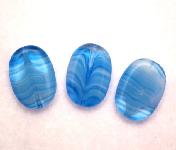 Ovale piatto, 14x19 mm., Acqua striata in bianco