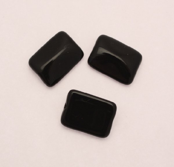 Rettangolo a rilievo su un lato, 18x13 mm., Nero