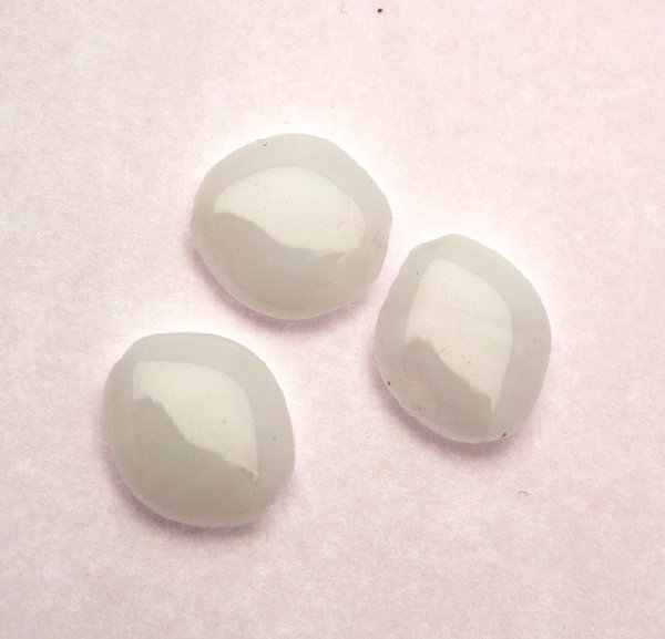 Semino, 14x12 mm., Bianco latte poco sfumato